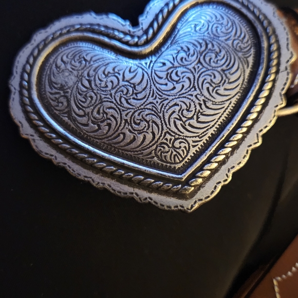 Heart-Shaped Silver Buckle Brown Belt, 3 1/4" Buckle.Leather 36". Unbranded. - Picture 4 of 5